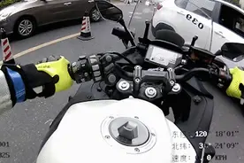 幼童误吞回形针 交警开道火速送医 | 交警正能量图片