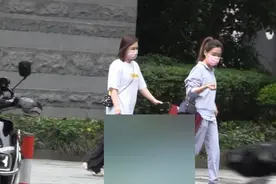 阿娇休闲装上海出街练舞 肩圆臂壮身材疑发福图片