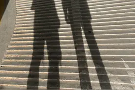 邓超晒与孙俪影子合影氛围感做足 网友：好家伙腿真长图片