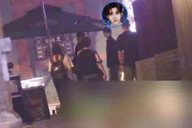 蔡徐坤黑衬衫搭配迷彩裤 深夜约朋友吃夜宵被拍图片