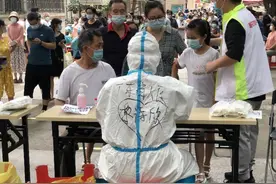 “这不是扎针！”护士姐姐贴心安抚，小孩也乖乖做核酸检测图片