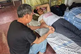 工地汉子带中风妻子打工三年不言弃，他把责任二字看得很重图片