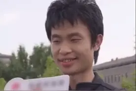 手提矿泉水、拎着俩馒头！北大这位受访“路人”，身份惊呆网友图片