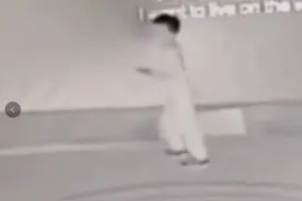 儿童拍打影院银幕半小时致损坏，网友：家长的回应更让人无语图片