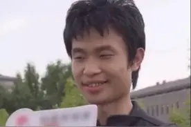 北大老师手拎馒头受访上热搜！别笑，他是来自济南的数学天才图片