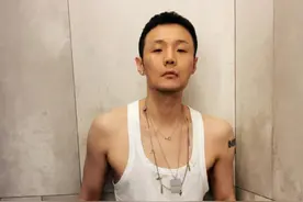 李荣浩寸头造型！穿白背心晒近照 精瘦身材引热议图片
