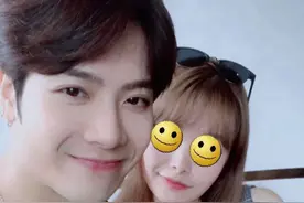 王嘉尔被女生点赞“细心体贴”，曾在合照时问要不要开美颜图片