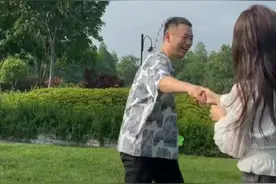“药水哥”宣布新恋情 与女方甜蜜互动秀恩爱图片
