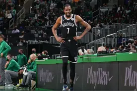 欧文被扔水瓶 杜兰特：请球迷尊重比赛图片