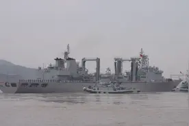 “军港小蜜蜂”：大型军舰进出港，一拖一顶全靠它图片