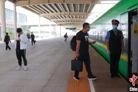 内蒙古首开“绿巨人”动车组列车 内蒙古—陕西进入“动车时代”图片