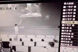 小孩拍打银幕致损坏，影院称换银幕约2万元，家长称孩子被吓得不敢出门想去看病图片