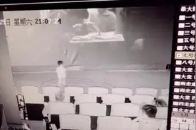 小孩拍打银幕致损坏，影院称换银幕约2万元，家长称孩子被吓得不敢出门想去看病图片