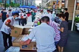 现场直击丨探访广州重点管控区域：广钢新城中海花湾壹号物资有序发放图片