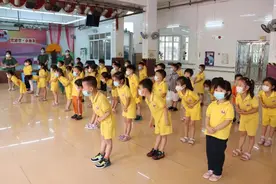 天使遇到天使！测完核酸小朋友手势舞致敬，医护4次鞠躬回礼图片