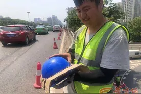 太热了咋办？西安户外作业人员自制遮阳帽 引发工友们效仿图片