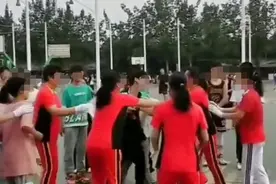 河南广场舞大妈与小伙争篮球场起冲突，民警介入；网友：这是篮球场不是舞台图片