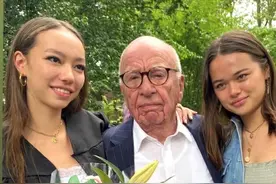 邓文迪晒前夫默多克与两名女儿的合影 庆祝小女儿高中毕业图片