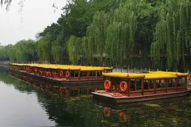 济南一市民花100元买护城河游船全程票 船走到半路竟原路折返图片