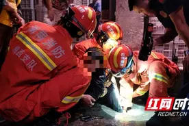 龙山：消防员双膝跪地成功解救下水道被卡男孩图片