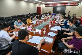 全国首份护士岗位集体合同续签，护士与院长面对面谈“薪”图片