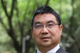 成都市三原外国语学校校长曾成彬：立足一所学校，将教育做深悟透｜封面天天见·校长来了图片