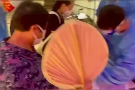 抗疫瞬间｜汗水浸透衣服，笑容里有坚强图片