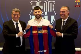 阿圭罗亮相诺坎普，正式与巴萨签约图片
