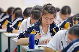 新闻早餐｜高三班主任两年拍下学生五百张照片，笑着笑着就哭了图片