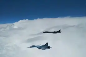 俄军苏-27战机在波罗的海紧急升空 伴飞美军轰炸机图片