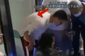 2个月宝宝掉入地铁车底，小伙冒险钻入车底救孩子图片