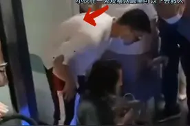 2个月宝宝掉入地铁车底，小伙冒险钻入车底救孩子图片