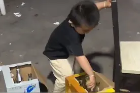 懂事得让人心疼！2岁男童凌晨3点帮妈妈收拾烧烤摊图片