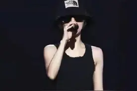 39岁张韶涵身穿黑色背心大秀腹肌 娇嫩如少女实现“逆生长”图片