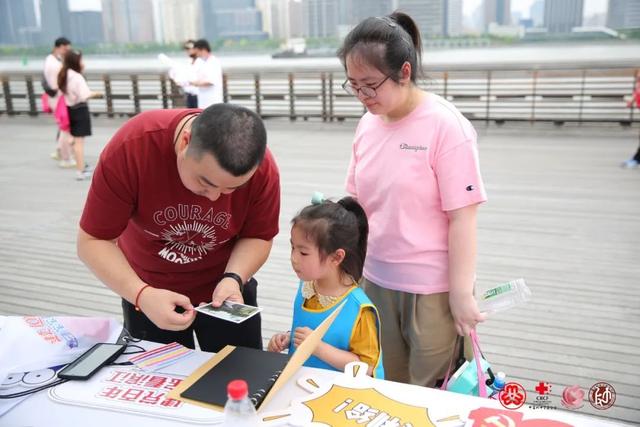变废为宝！一起来看孩子们的“环保时装秀”