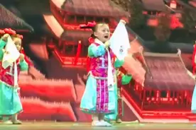 萌翻了！幼儿园萌娃台上边哭边表演，老师：一直在台下鼓励她坚持图片