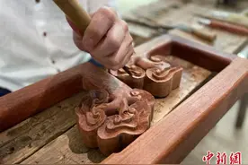 广州增城非遗传承人：传承发展荔枝木家具制作工艺图片