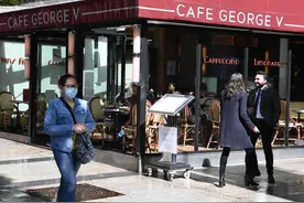 越南胡志明市实施社交距离措施 大批民众涌向机场图片