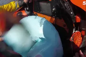 英国8岁小女孩坐皮划艇在海上独自漂流 被救时崩溃大哭图片