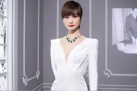 李宇春身着白高叉鱼尾裙 优雅精致图片