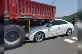 收费站口大货车突然倒车，后边就是轿车……图片