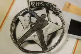 在监狱中，这些孩子用抗战歌声进行斗争图片