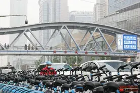 “打卡”武汉网红天桥：感恩你们为湖北拼过命 | 修好共产党人心学——丰碑与实践图片