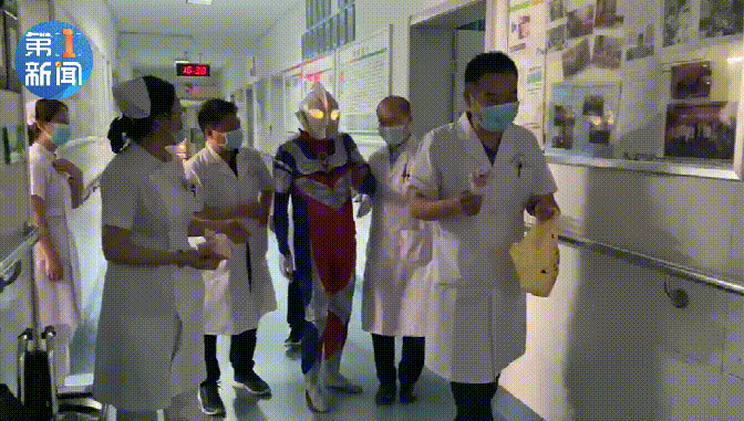 “世界上真的有奥特曼”！66岁医生爷爷查房，孩子们都惊呆了图片