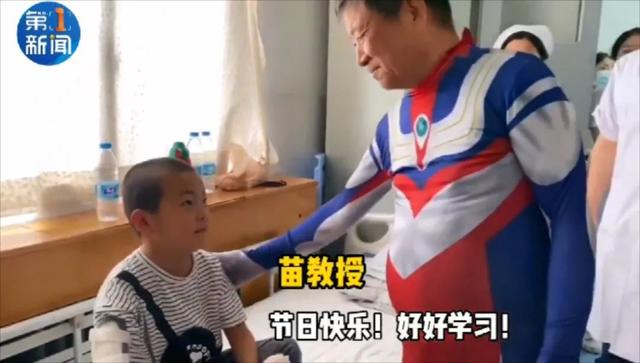 “世界上真的有奥特曼”！66岁医生爷爷查房，孩子们都惊呆了