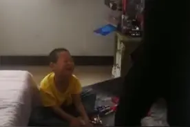 哭笑不得！妈妈买玩具给儿子过儿童节，没想到被孩子爸爸抢走了图片