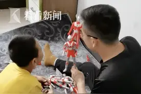 爸爸和儿子争抢玩具 妈妈：男人是长不大的孩子图片