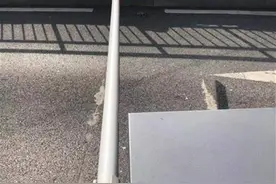 饿了么骑手撞坏停车杆后径直离开，两千元损失谁来赔？图片