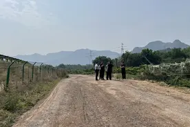 济泰高速施工留下的破损路7月底前硬化图片