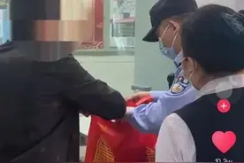 男子银行取135万担心被抢，求助警察后警车全程护送，网友：我也想但没实力图片
